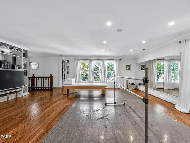 a view of a yard with an trees