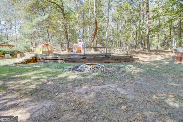 a view of yard with tree