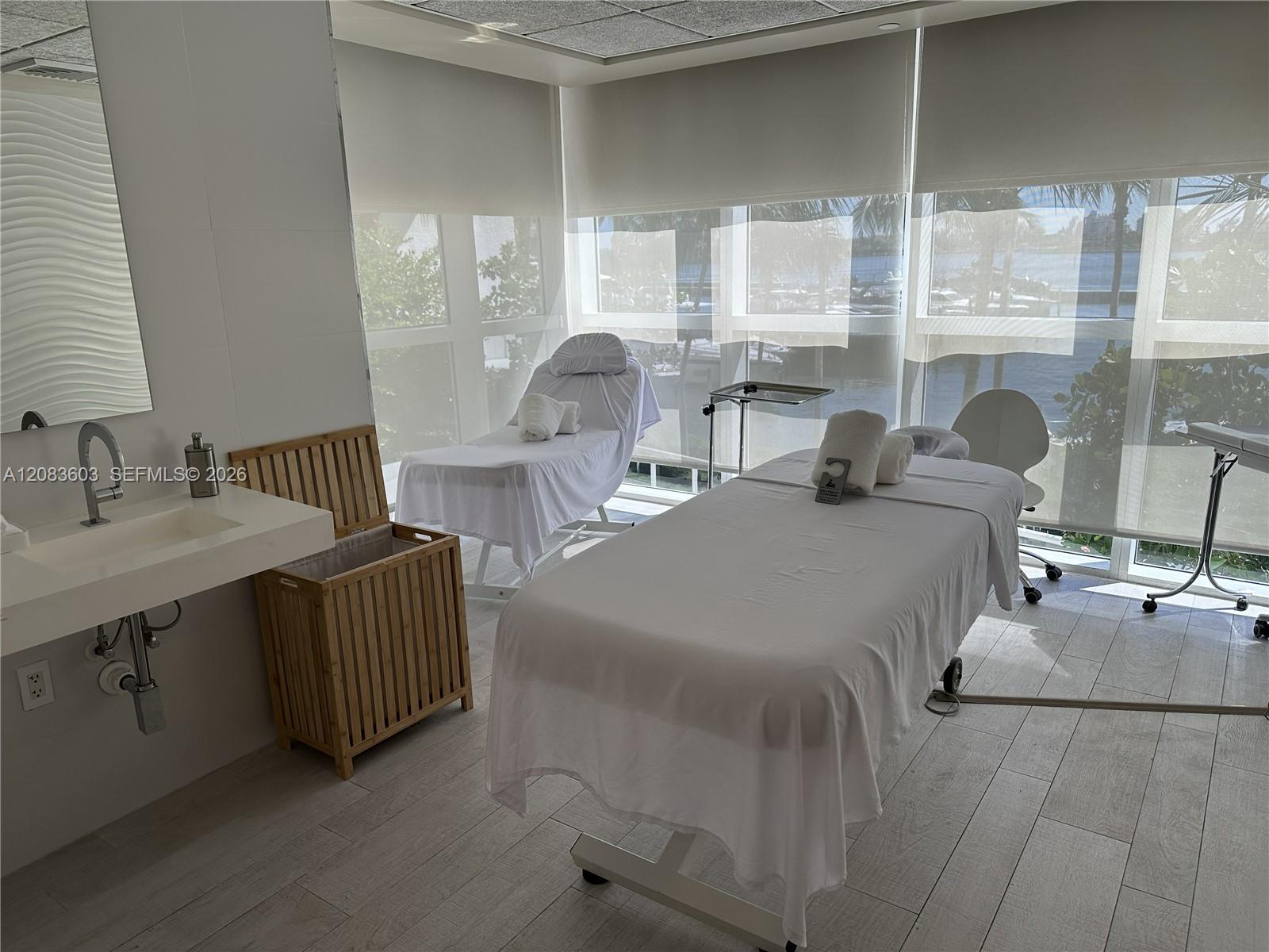 400 Alton Road, Unit 901 Miami Beach, FL 33139 - Photo 21 of 24 Massage room