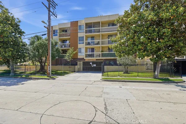 $569,000 | 5143 Bakman Avenue, Unit 104, North Hollywood, CA 91601