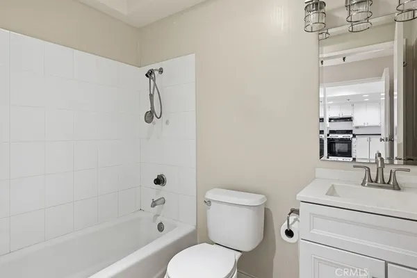 $569,000 | 5143 Bakman Avenue, Unit 104, North Hollywood, CA 91601