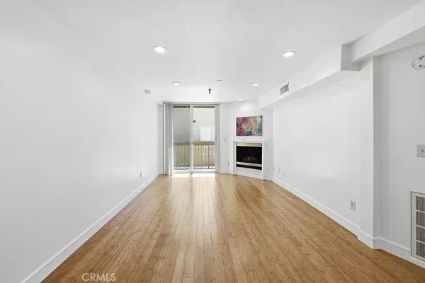 $569,000 | 5143 Bakman Avenue, Unit 104, North Hollywood, CA 91601