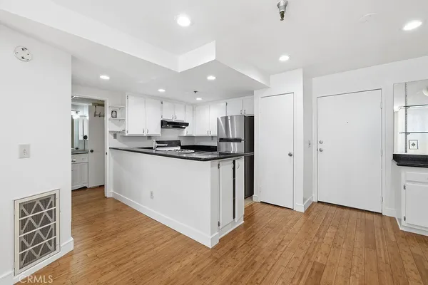 $569,000 | 5143 Bakman Avenue, Unit 104, North Hollywood, CA 91601