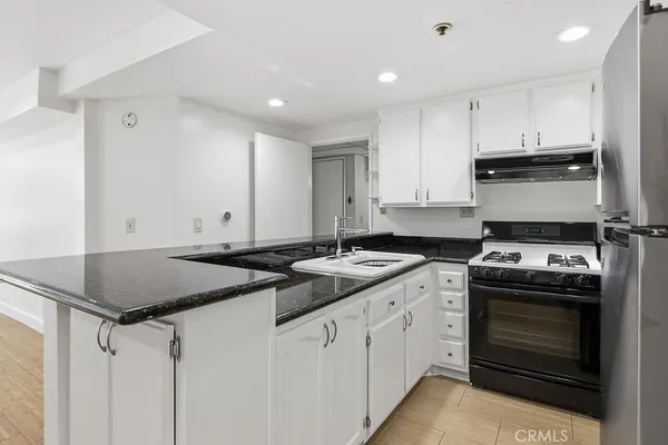 $569,000 | 5143 Bakman Avenue, Unit 104, North Hollywood, CA 91601