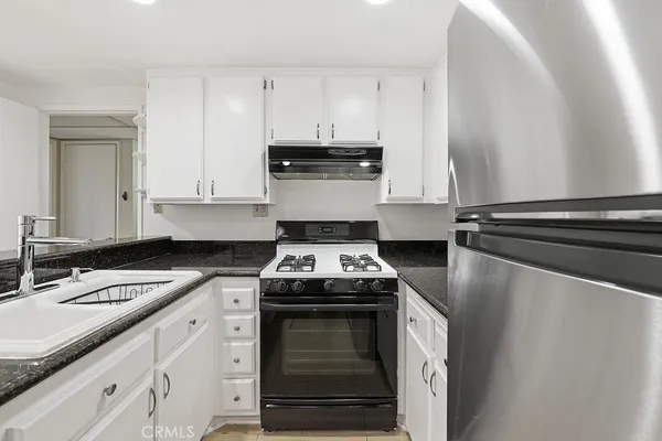 $569,000 | 5143 Bakman Avenue, Unit 104, North Hollywood, CA 91601