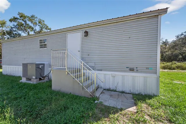 a view of a back yard