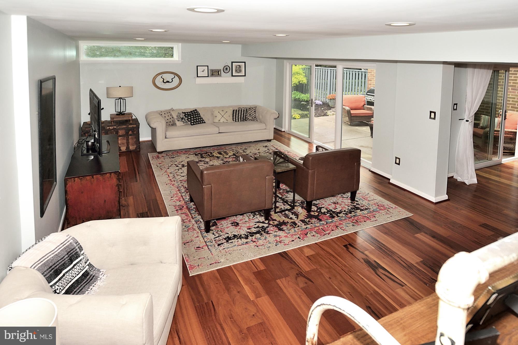 11518 Links Drive Reston, VA 20190 - Photo 8 of 30 Living Room