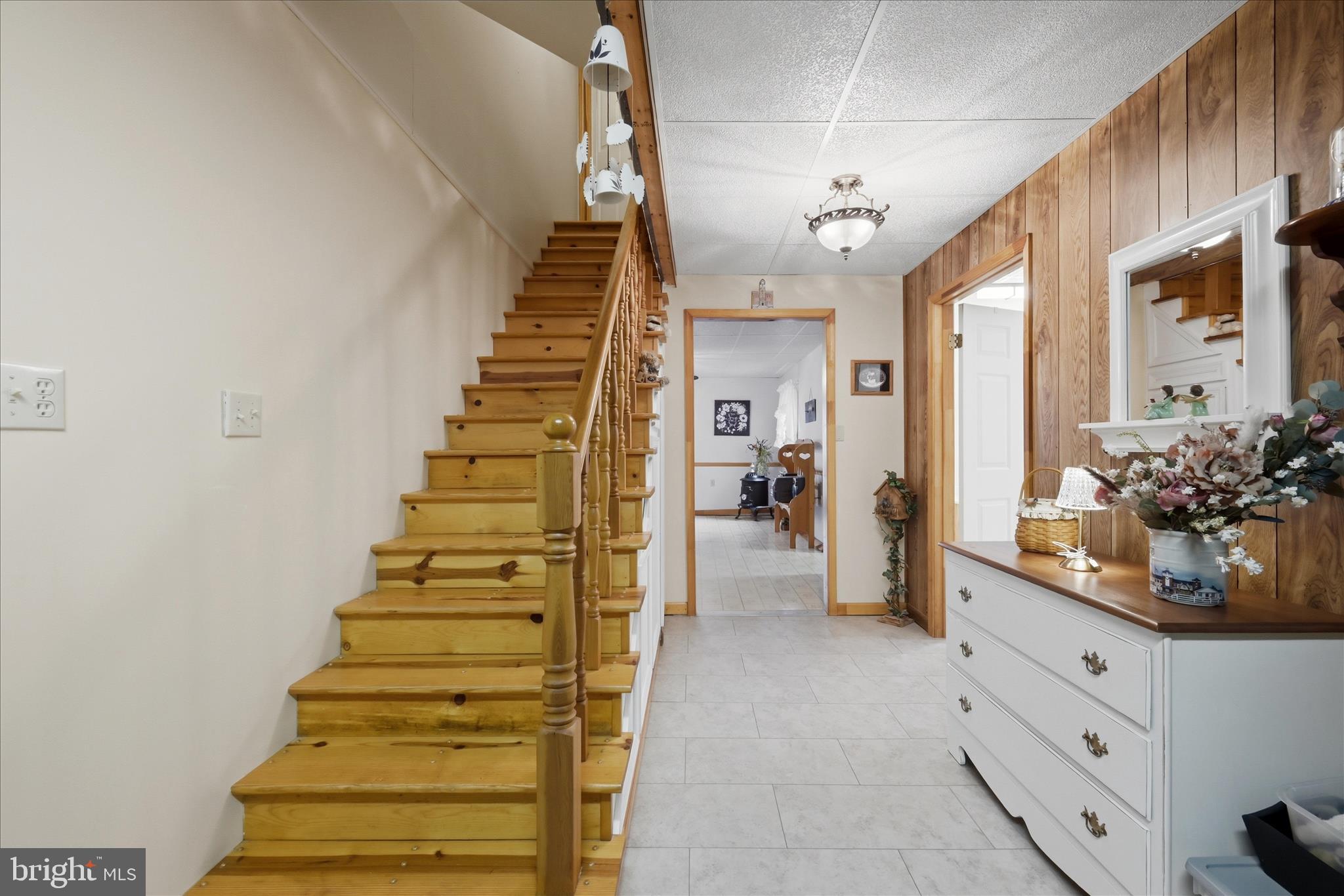 154 Spook Hollow Road Berkeley Springs, WV 25411 - Photo 5 of 60 Foyer