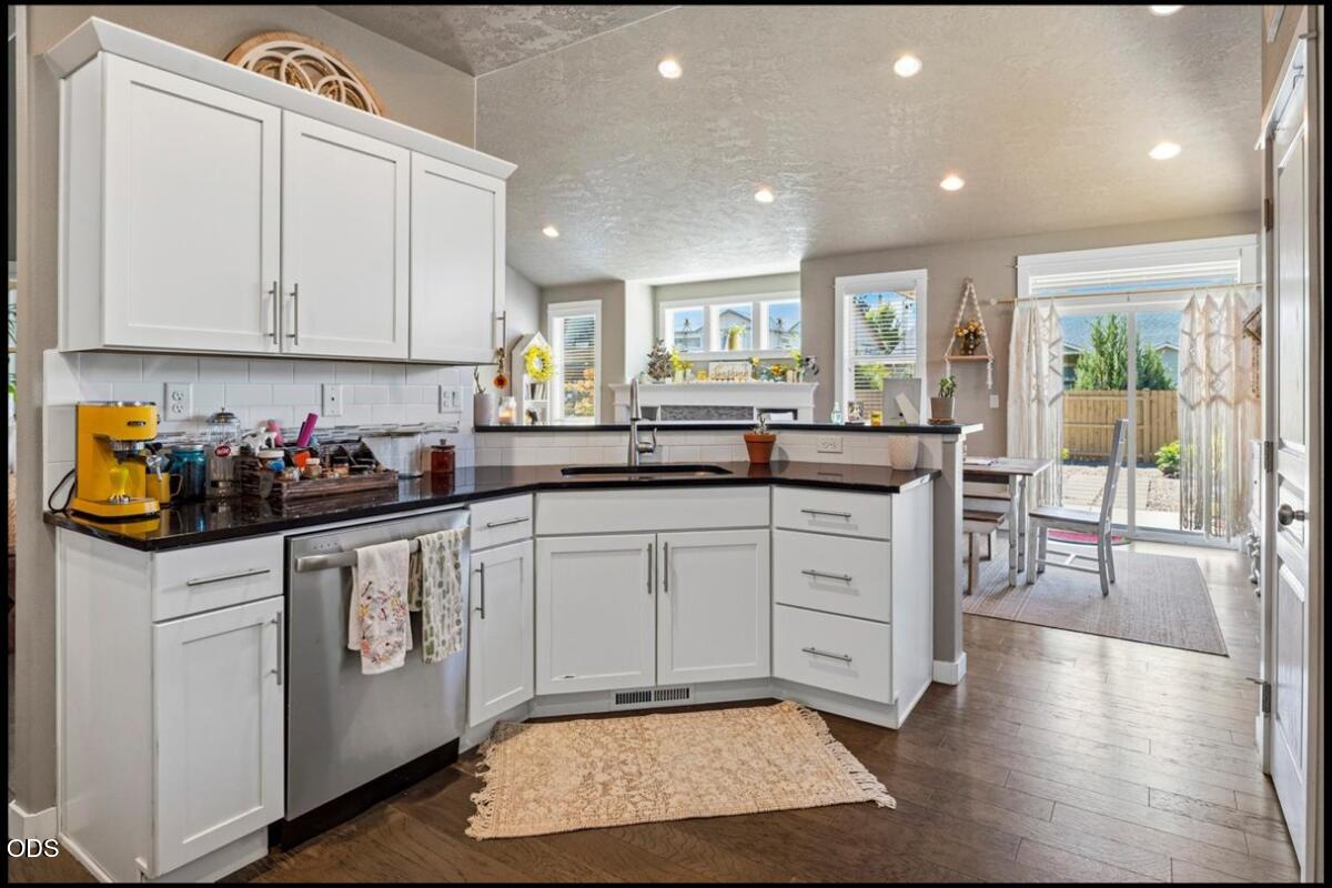 4594 Southwest Volcano View Way Redmond, OR 97756 - Photo 17 of 34 Gallery Image 17