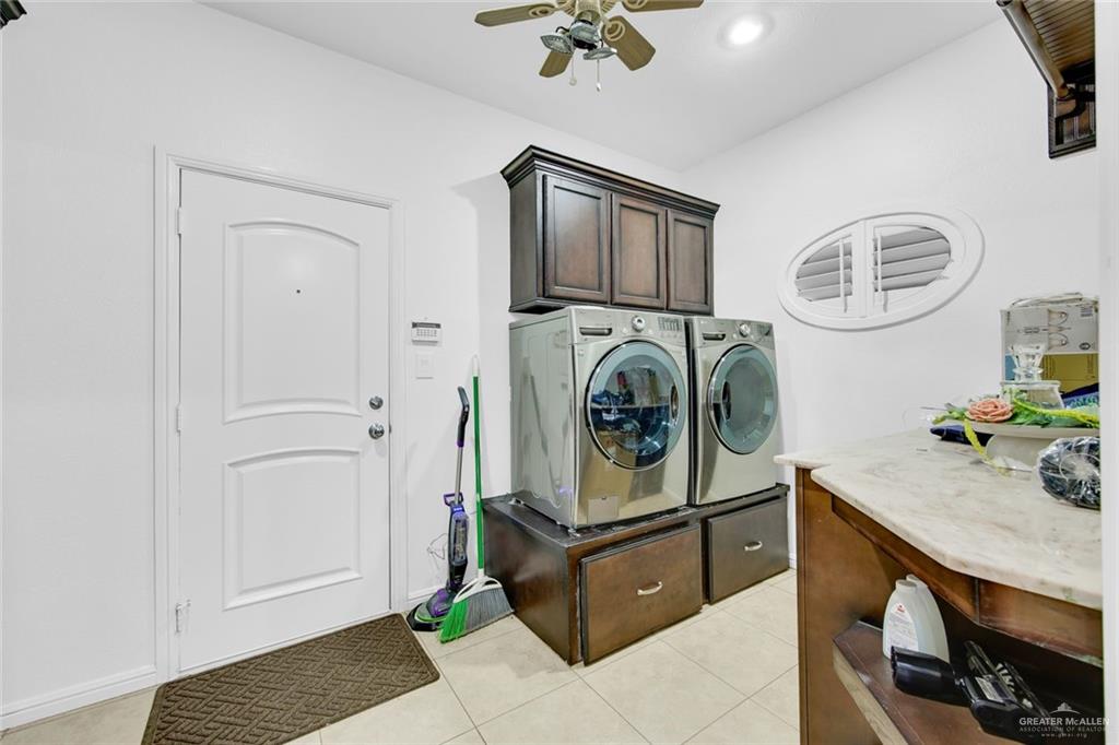 2405 West Rhin Drive Edinburg, TX 78539 - Photo 22 of 26 a utility room with dryer and washer