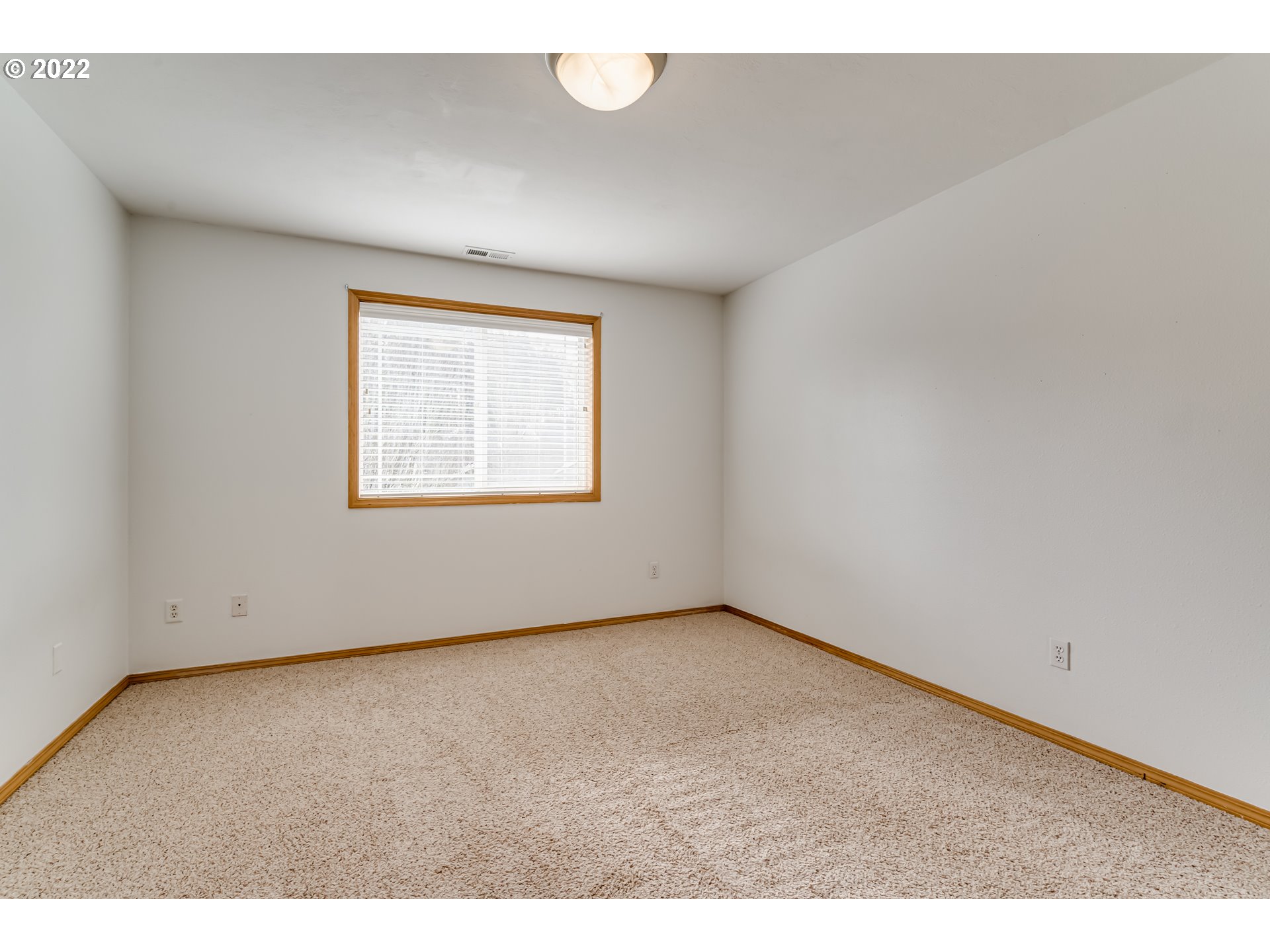 3370 Falcon Drive Springfield, OR 97477 - Photo 22 of 29 an empty room with a window
