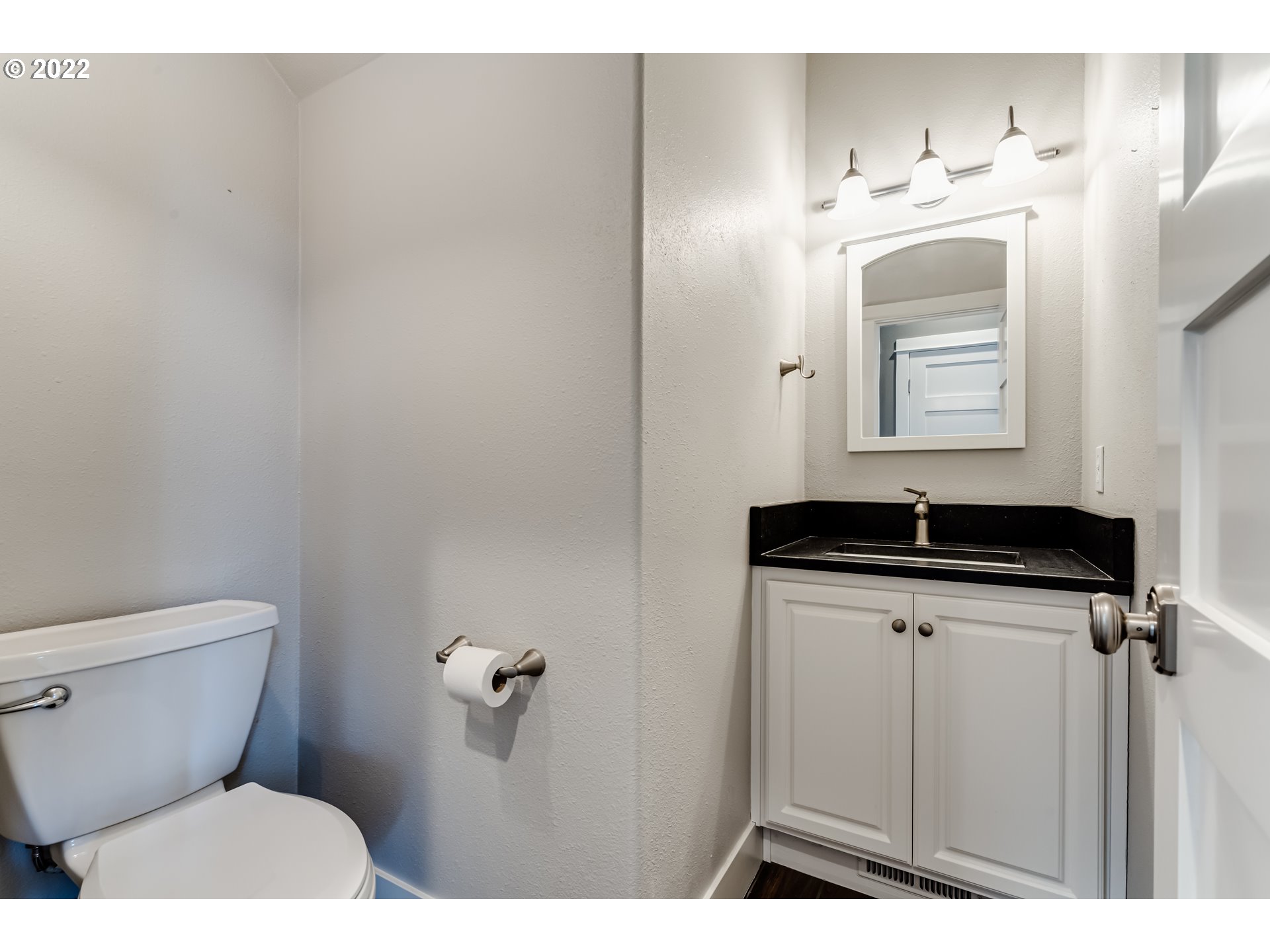 3370 Falcon Drive Springfield, OR 97477 - Photo 8 of 29 a bathroom with a sink and mirror