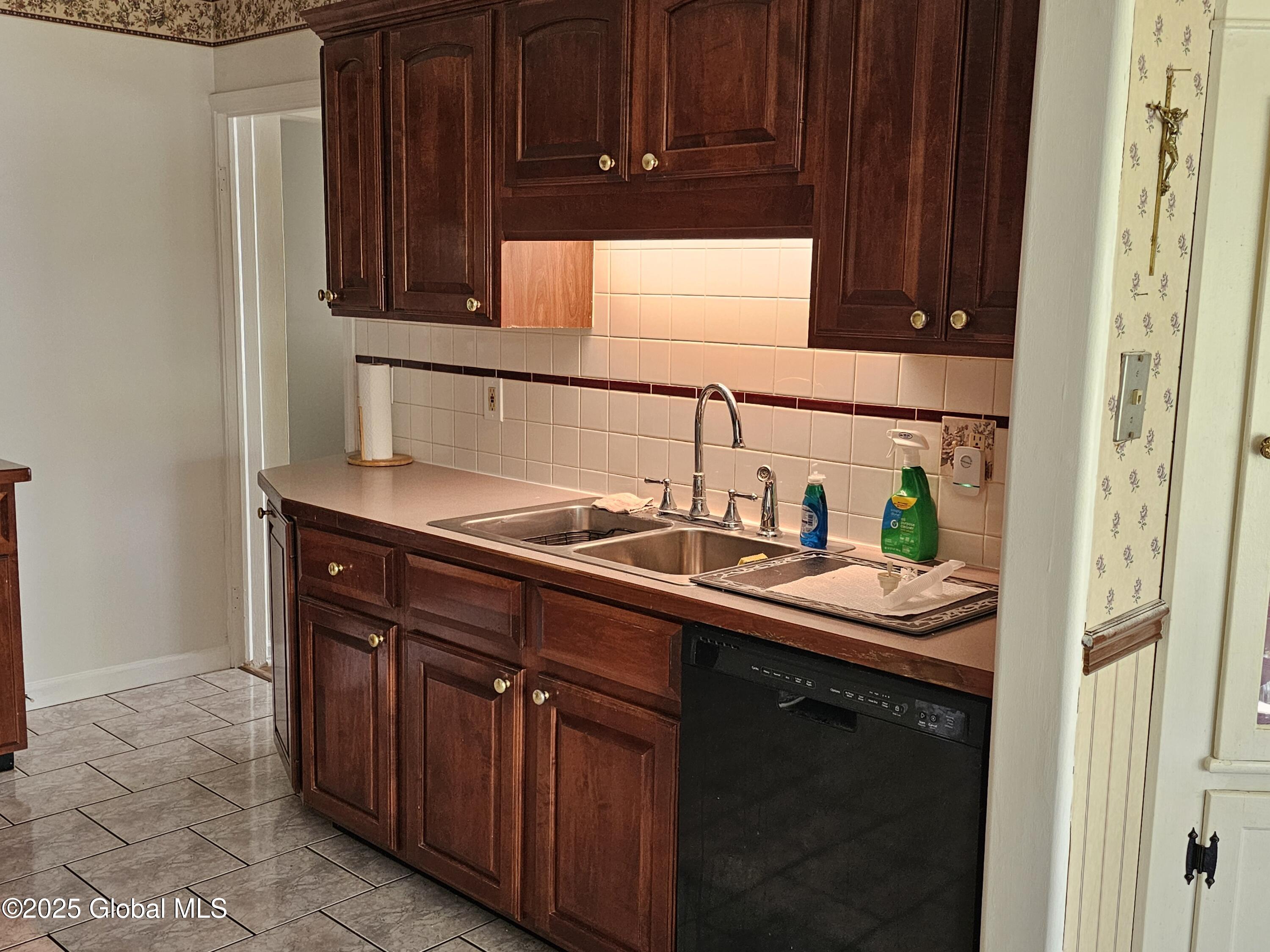 1824 Devendorf Road Schenectady, NY 12303 - Photo 6 of 20 20250507_151535