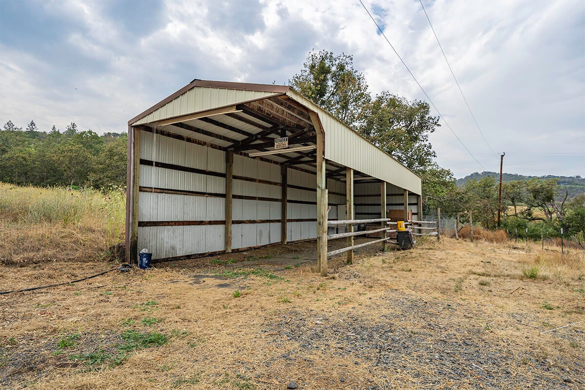 3960 Independence School Road Medford, OR 97501 - Photo 44 of 47 DSC00151-HDR-Edit