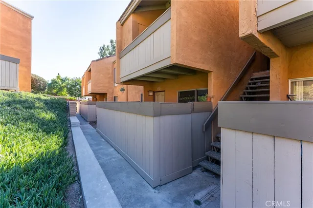 a view of a house with backyard and trees