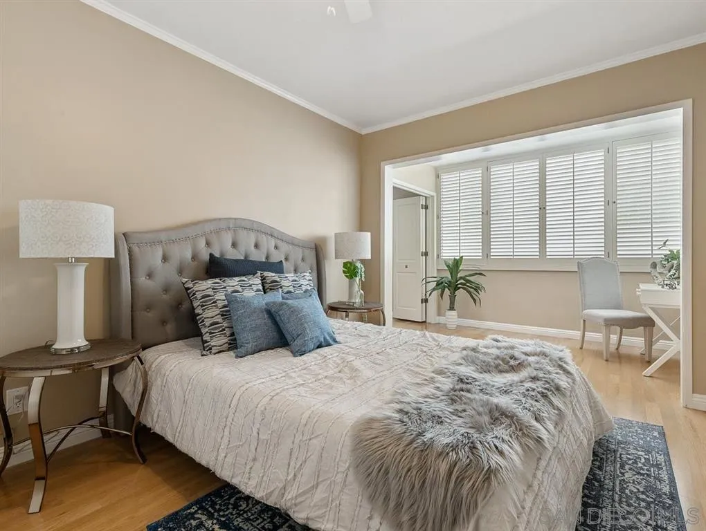 230 Prospect Street, Unit 17 La Jolla, CA 92037 - Photo 14 of 25 a bedroom with a large bed and a lamp
