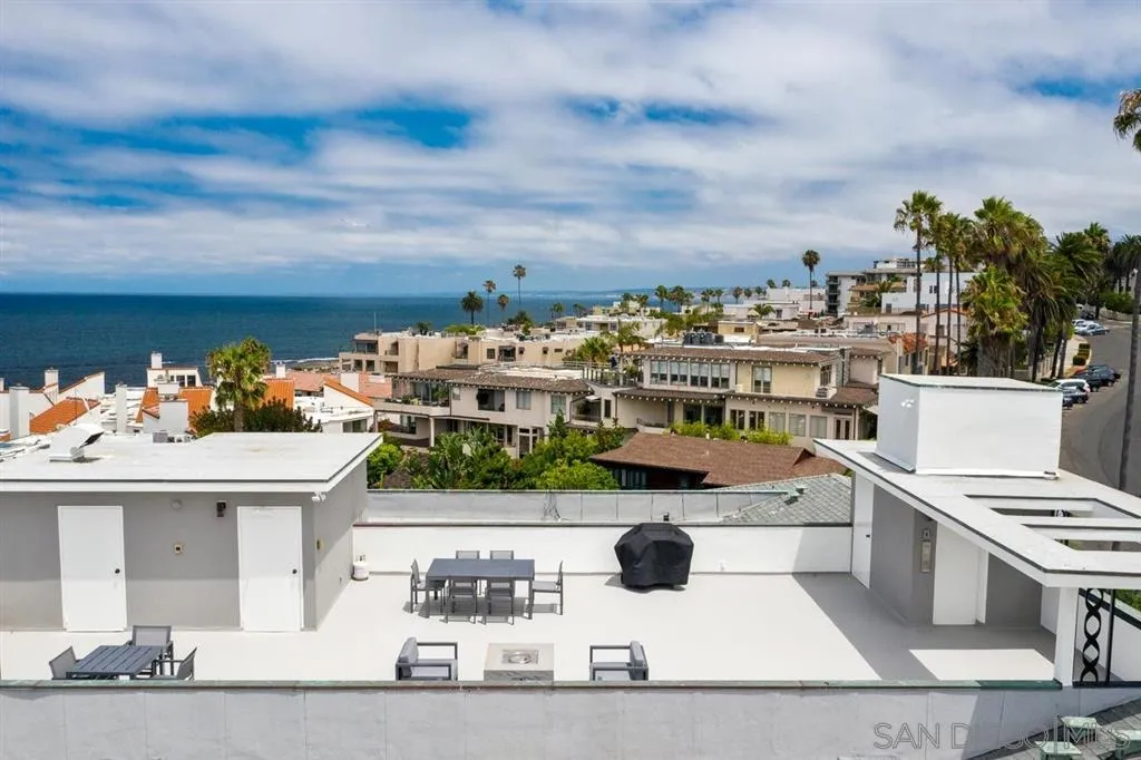 230 Prospect Street, Unit 17 La Jolla, CA 92037 - Photo 4 of 25 a view of a chairs and table in a terrace