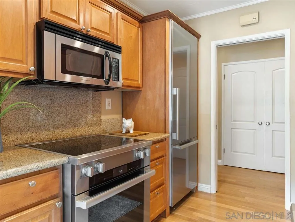 230 Prospect Street, Unit 17 La Jolla, CA 92037 - Photo 10 of 25 a kitchen with a stove and a microwave