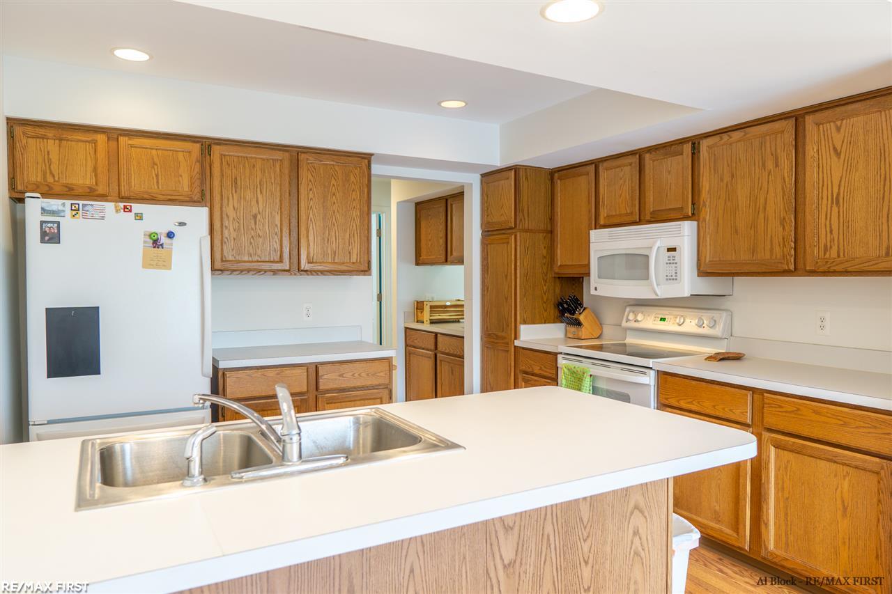 1685 Huntington Park Rochester, MI 48309 - Photo 17 of 32 50038526-16.JPG