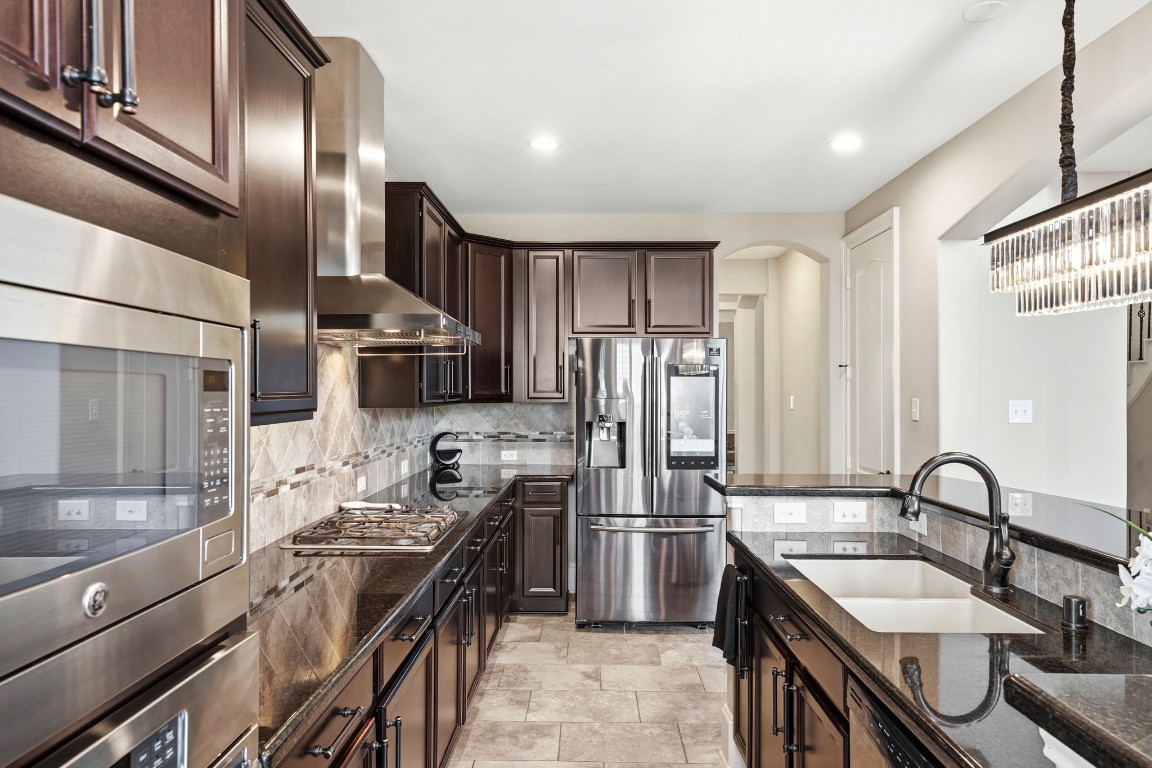 27383 Pendleton Trace Drive Spring, TX 77386 - Photo 6 of 33 Plenty of cabinet space with gas cooktop.