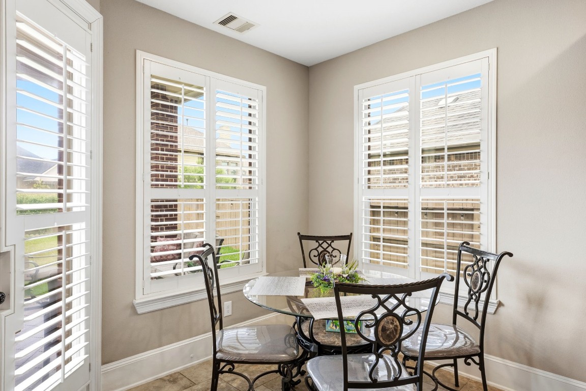 27383 Pendleton Trace Drive Spring, TX 77386 - Photo 8 of 33 Light and bright breakfast area.