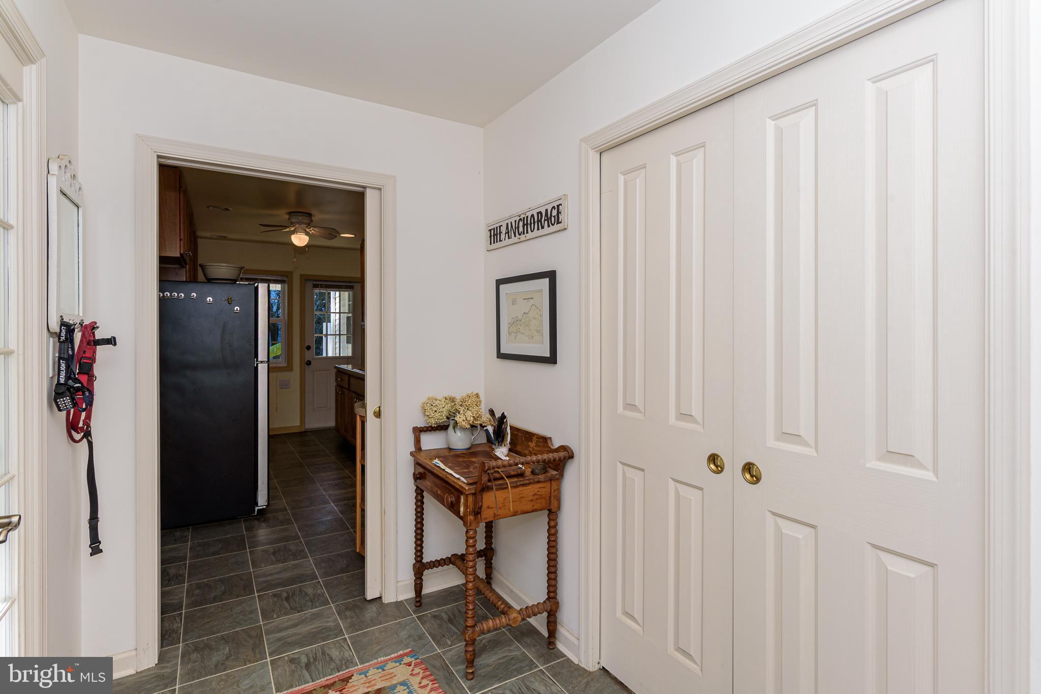 26388 Mt Vernon Road Princess Anne, MD 21853 - Photo 21 of 43 a room that has a mirror and a plant in it