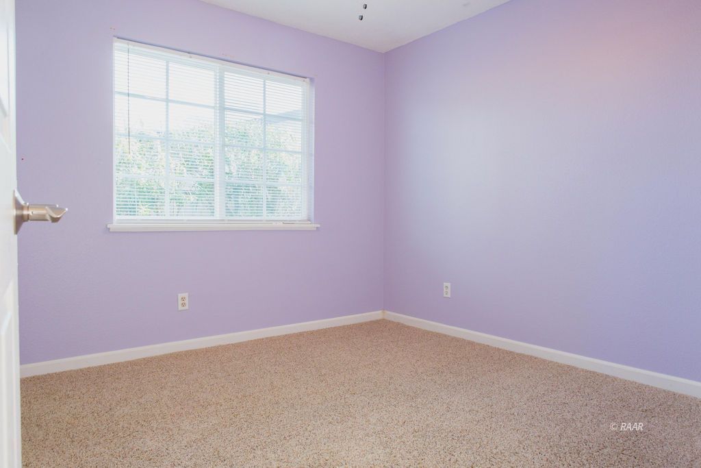 620 Heather Court Ridgecrest, CA 93555 - Photo 21 of 26 an empty room with a window