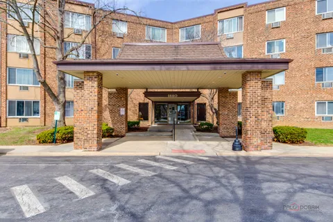 $209,900 | 1880 Bonnie Lane, Unit 116, Hoffman Estates, IL 60169