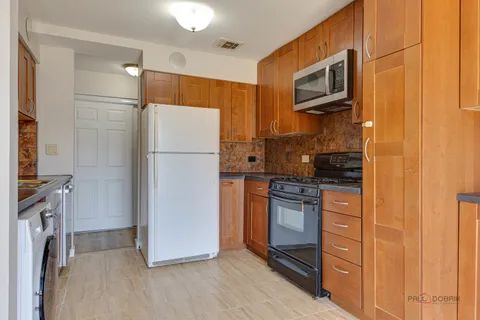 $209,900 | 1880 Bonnie Lane, Unit 116, Hoffman Estates, IL 60169