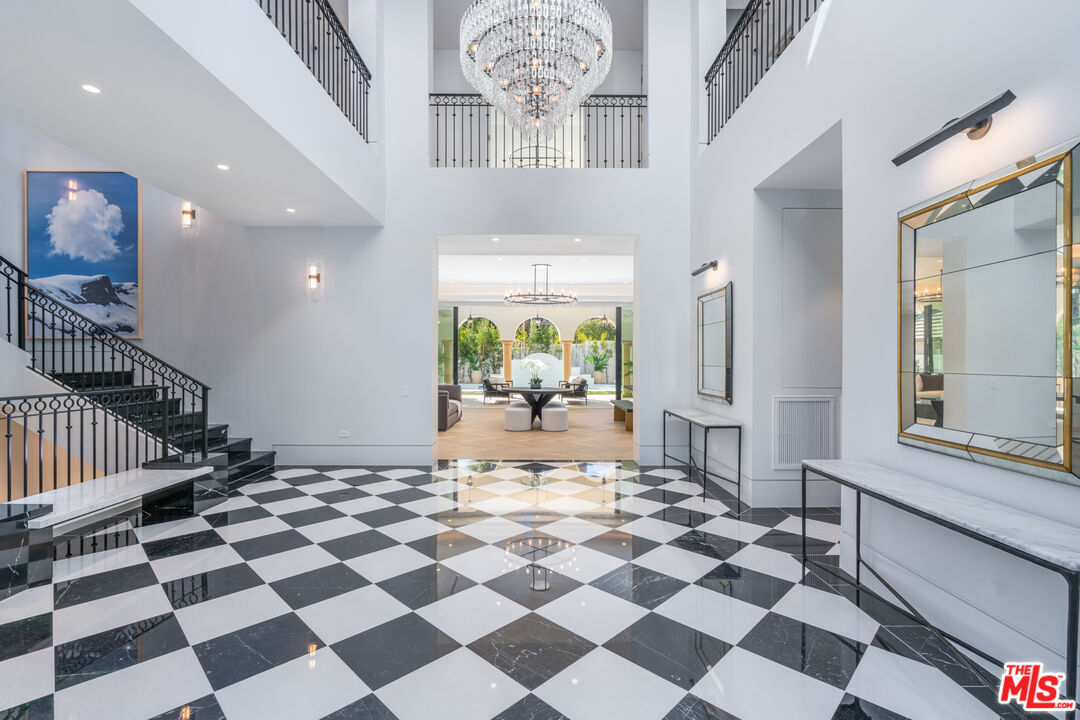 611 North Hillcrest Road Beverly Hills, CA 90210 - Photo 9 of 65