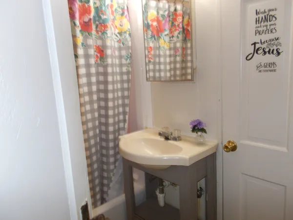 $1,200 | 2206 Enoch Avenue, Zion, IL 60099