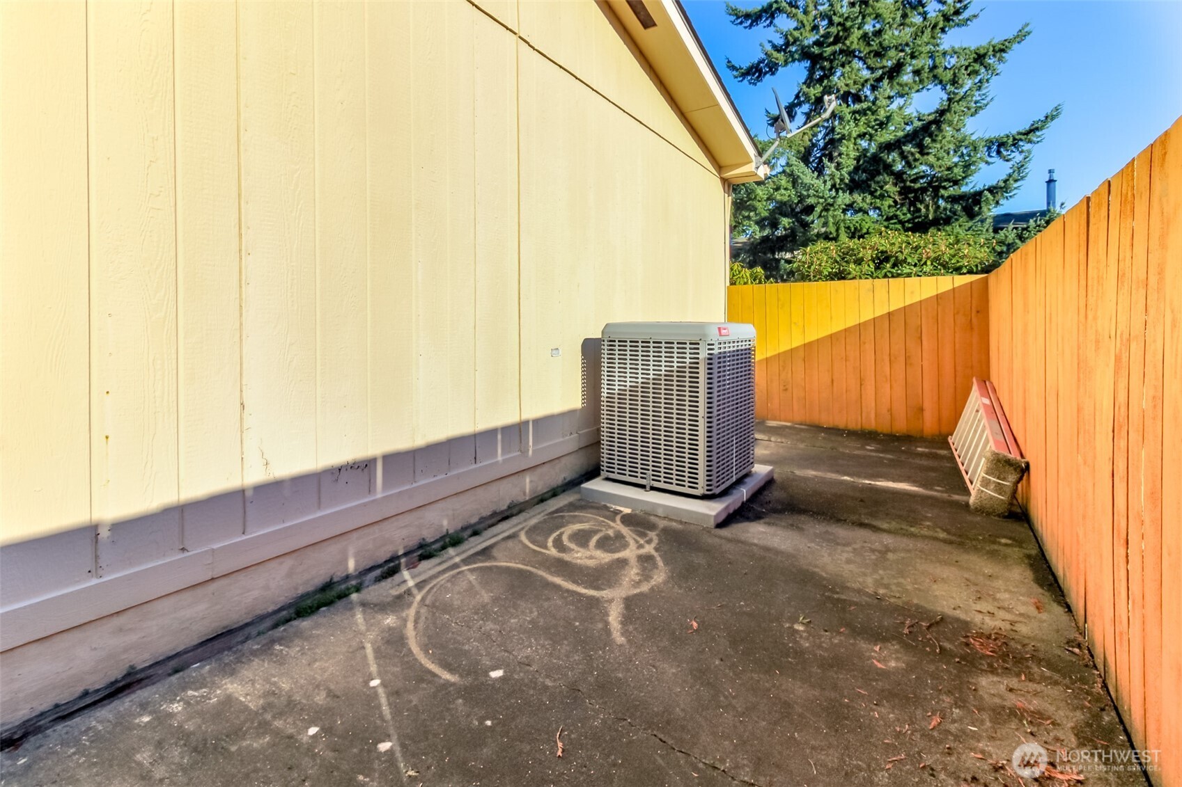 2611 South 288th Street, Unit 74 Federal Way, WA 98003 - Photo 24 of 30 a view of a garden with wooden fence