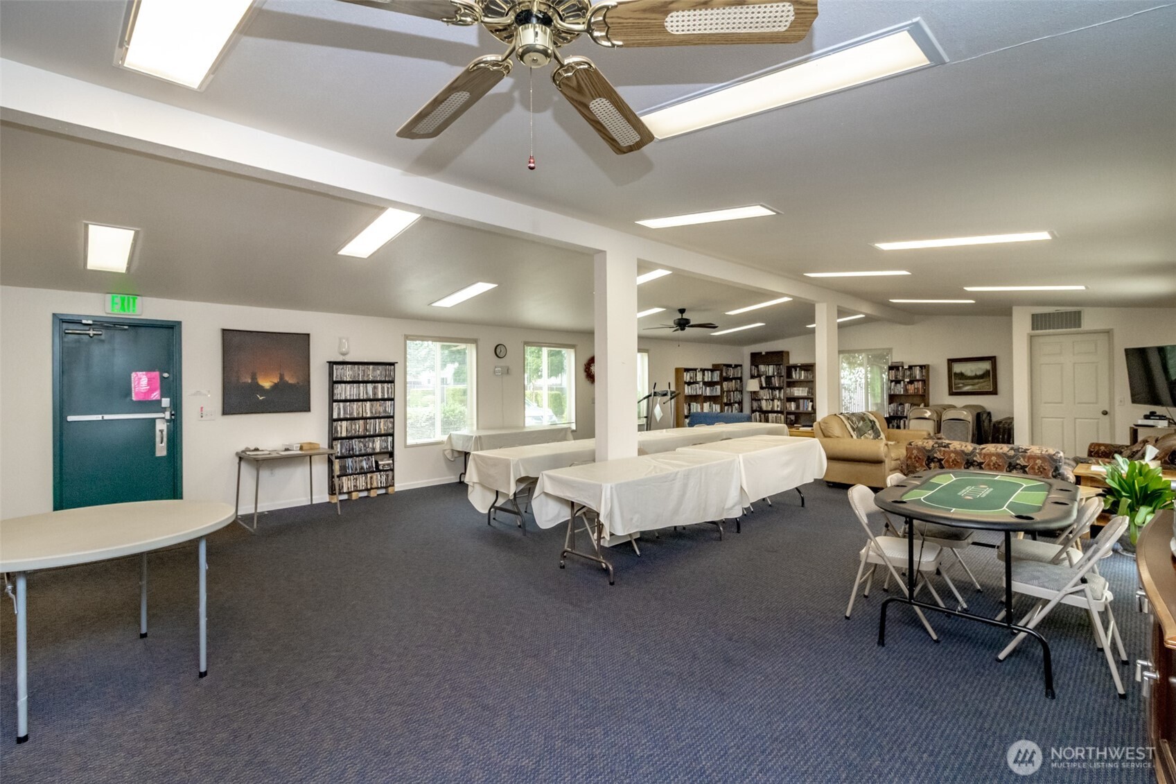 2611 South 288th Street, Unit 74 Federal Way, WA 98003 - Photo 29 of 30 a living room with furniture and a flat screen tv