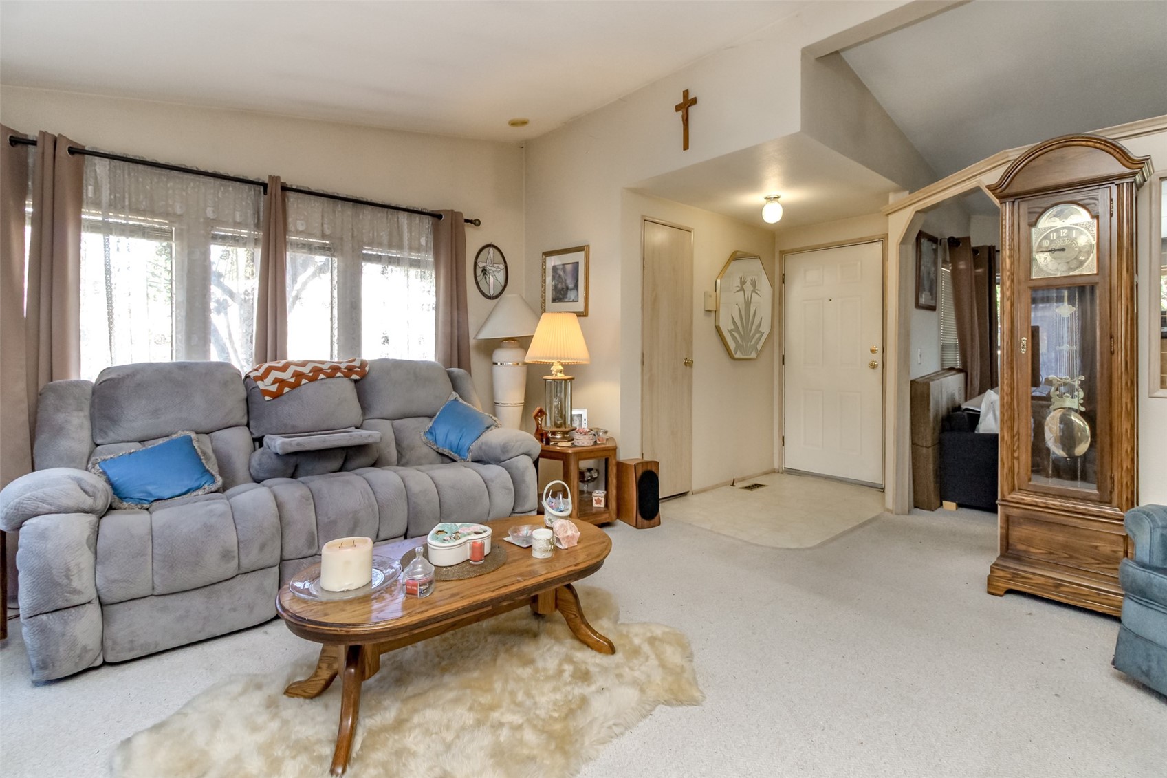 2611 South 288th Street, Unit 74 Federal Way, WA 98003 - Photo 5 of 30 a living room with furniture and a large window