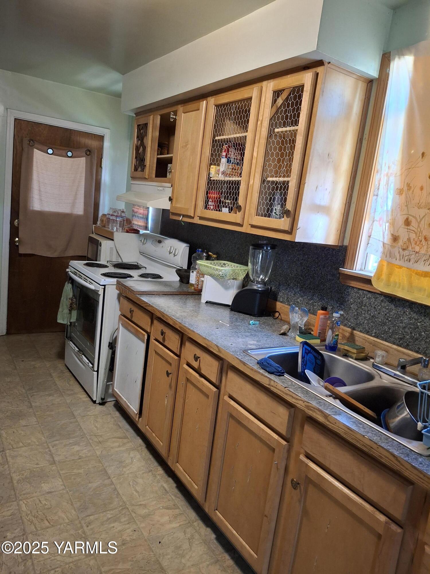 1371 Alexander Road Sunnyside, WA 98944 - Photo 2 of 5 a kitchen with stainless steel appliances granite countertop a sink stove and cabinets