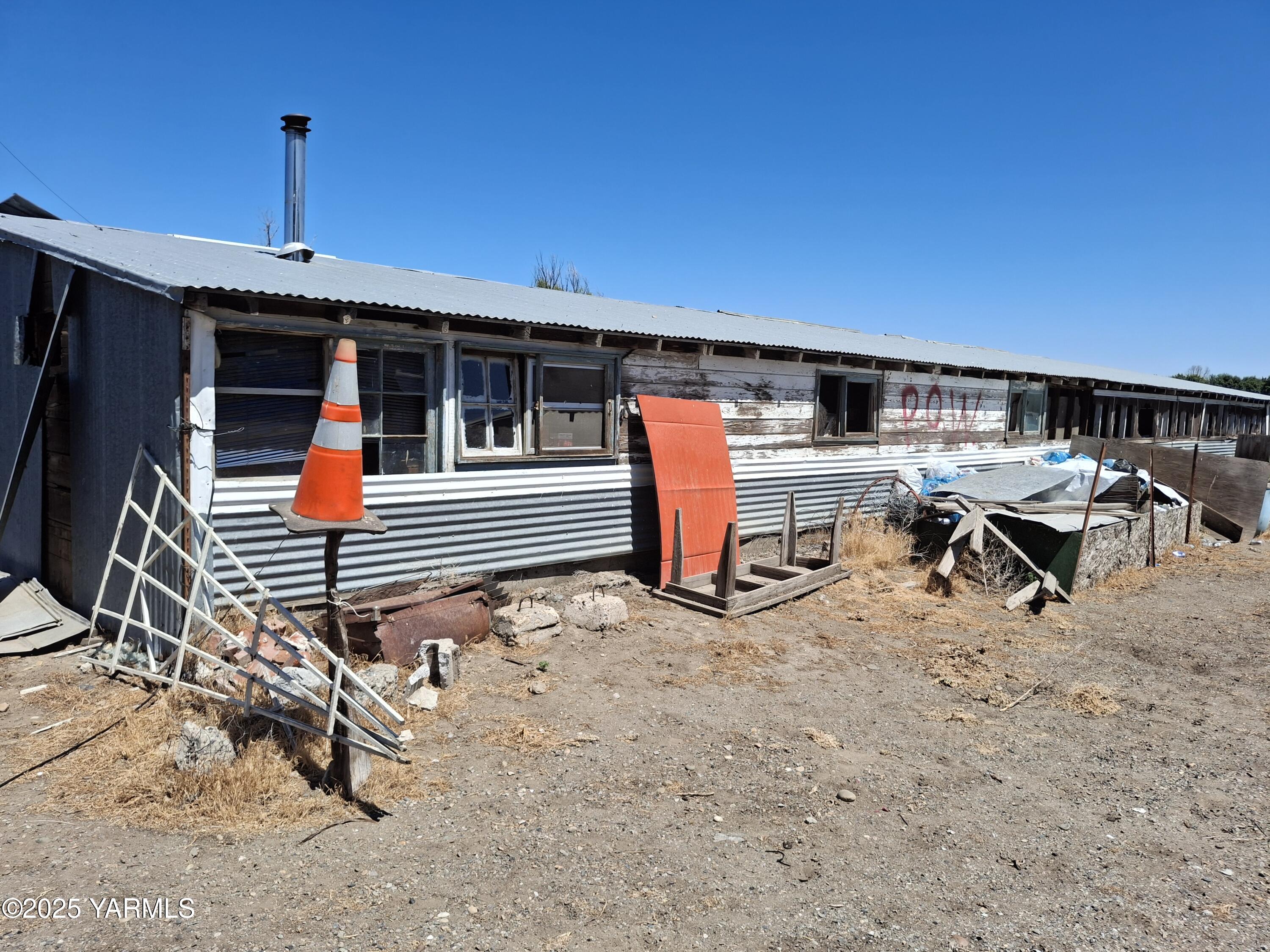 1371 Alexander Road Sunnyside, WA 98944 - Photo 5 of 5 a view of a chairs and table in the patio