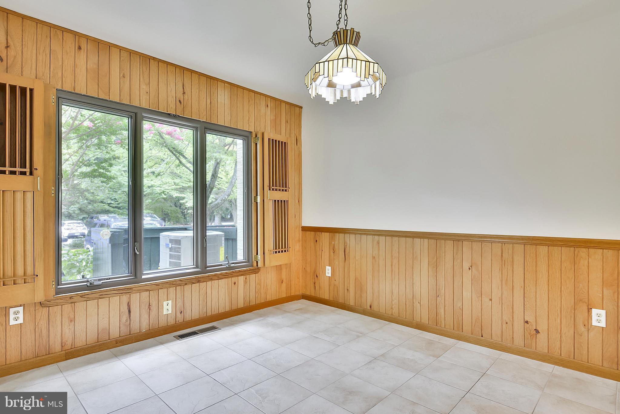2019 Sarazen Place Reston, VA 20191 - Photo 6 of 30 kitchen has inclusive family/breakfast areaI