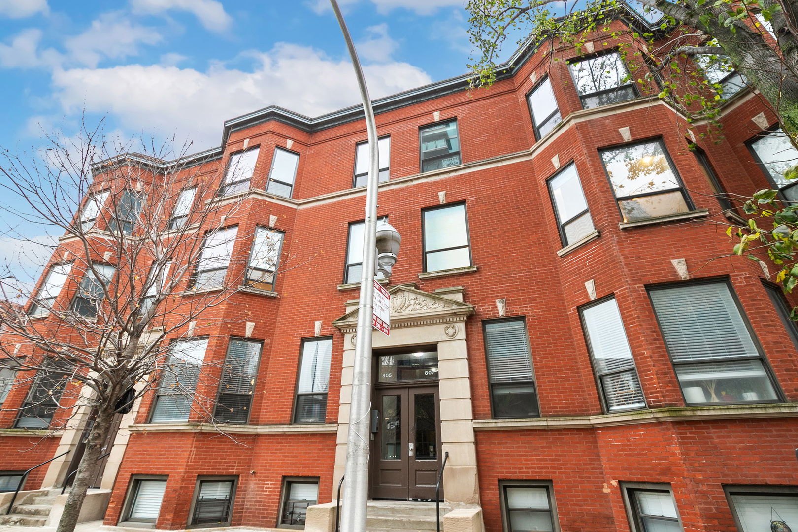 807 West Bradley Place, Unit 2 Chicago, IL 60613 - Photo 2 of 26 front view of a building