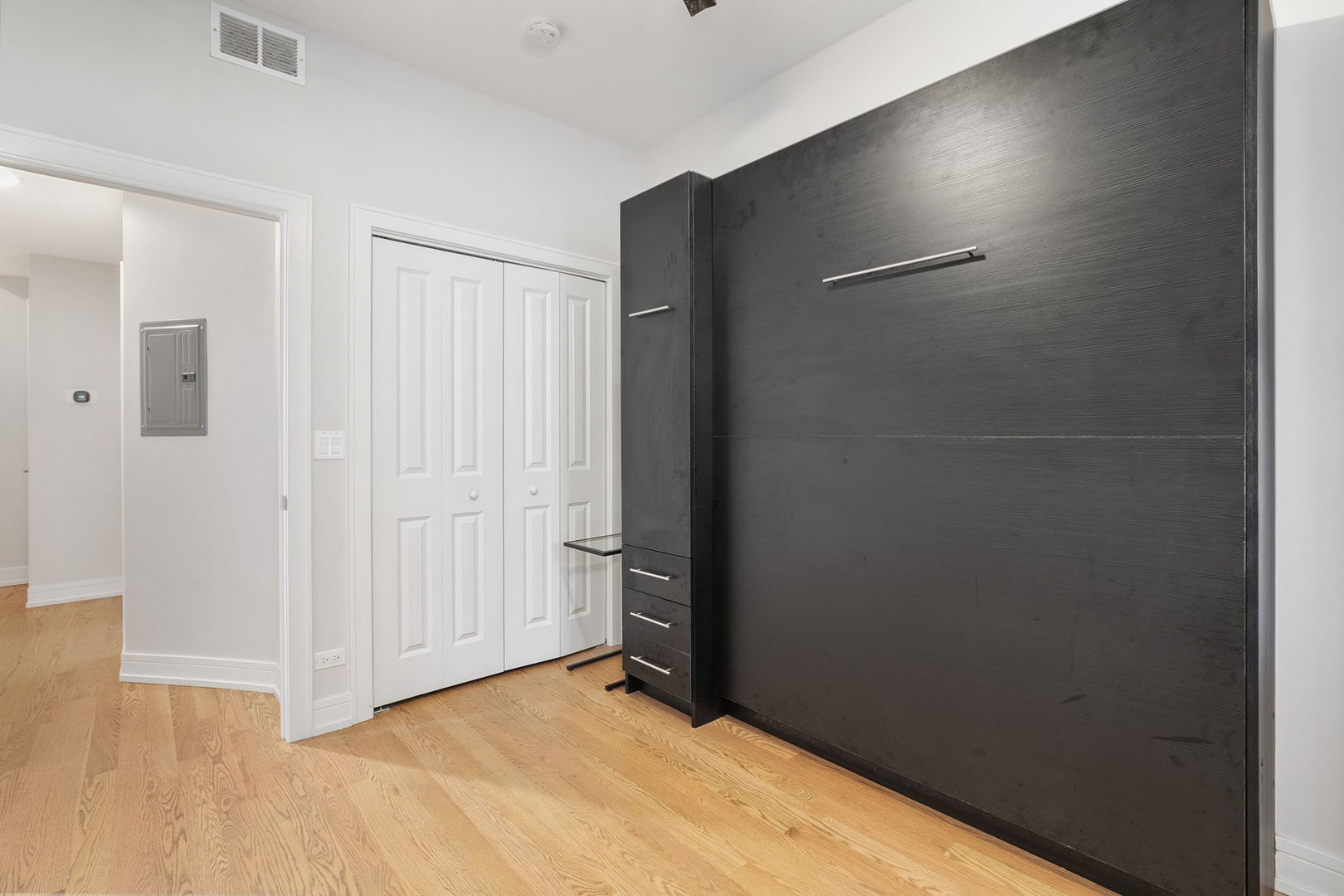 807 West Bradley Place, Unit 2 Chicago, IL 60613 - Photo 23 of 26 a view of an empty room