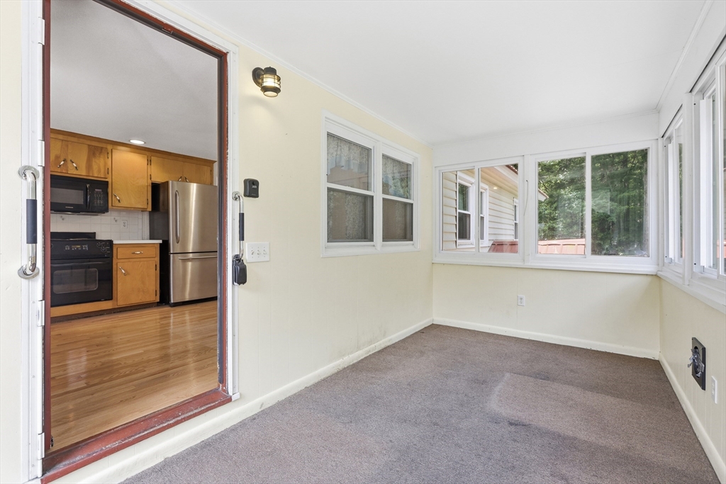 335 Pelham Road Dracut, MA 01826 - Photo 14 of 30