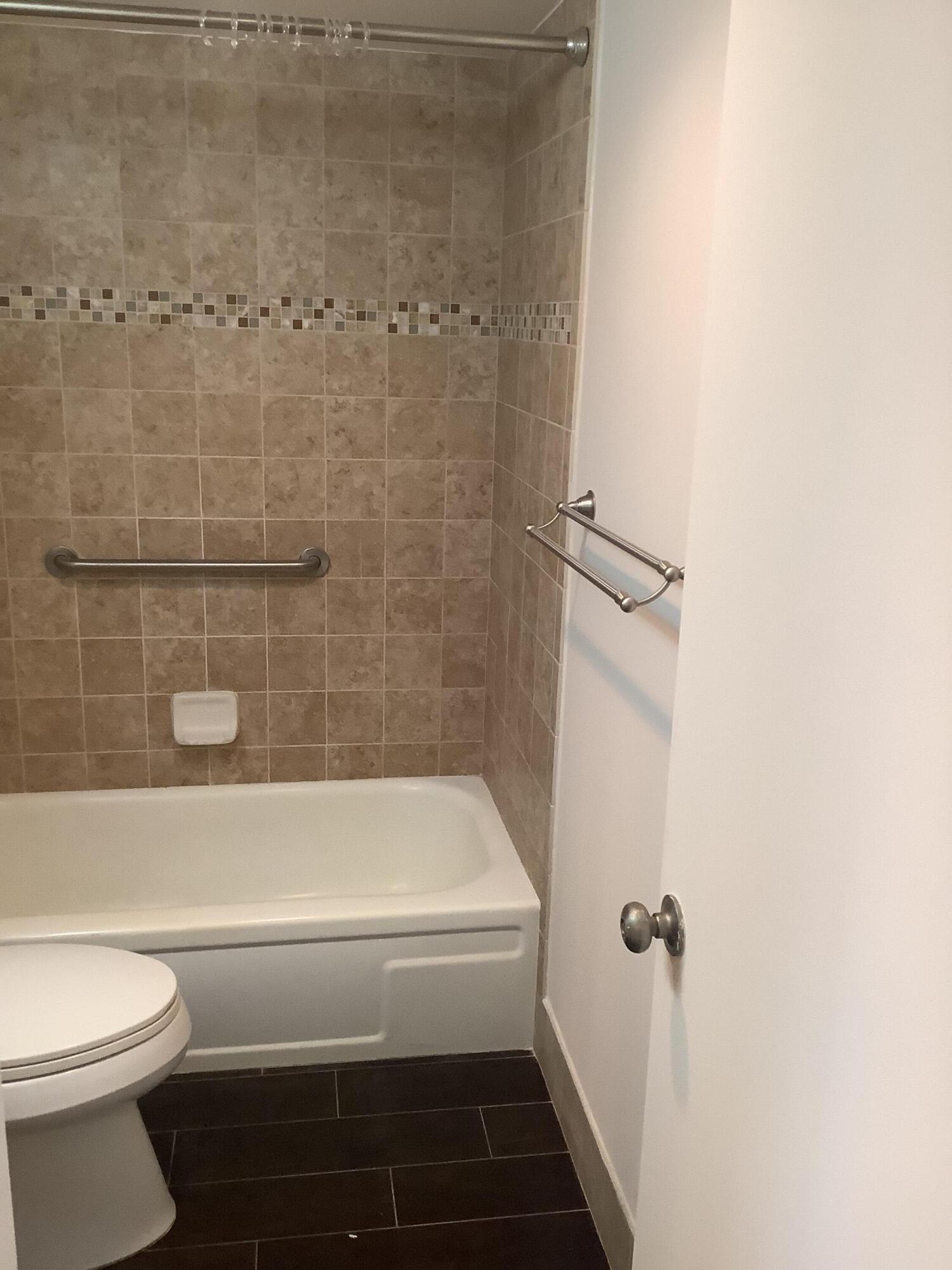 119 Fanshaw C, Unit 119C Boca Raton, FL 33434 - Photo 13 of 15 Bathroom 2