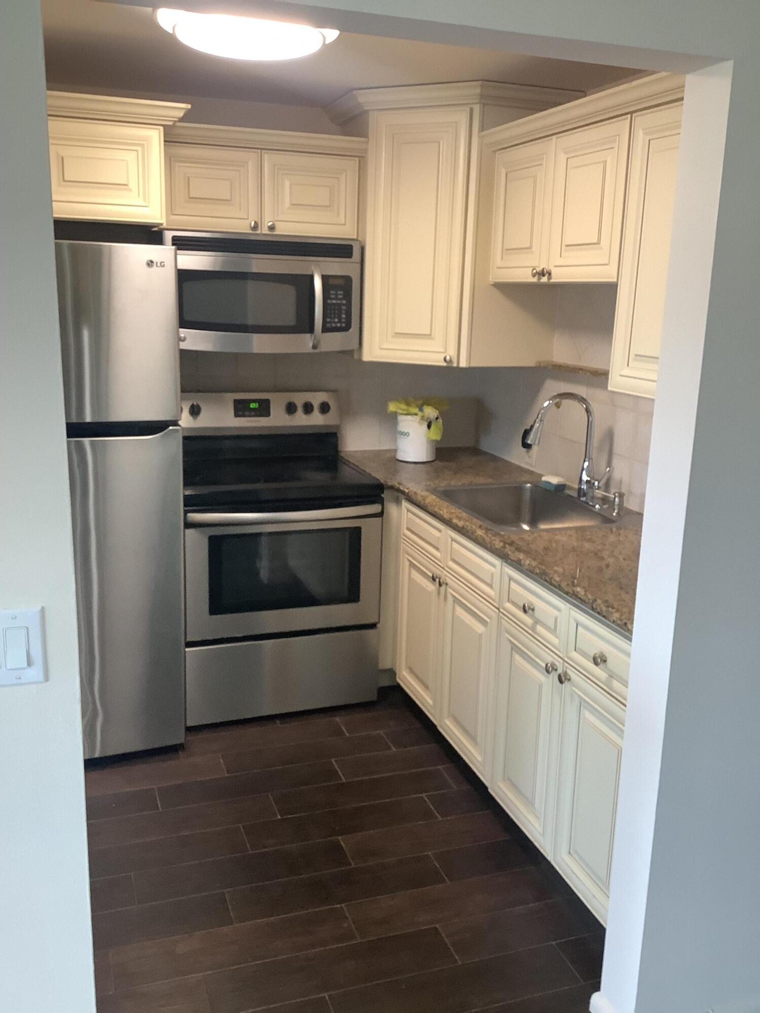 119 Fanshaw C, Unit 119C Boca Raton, FL 33434 - Photo 5 of 15 Kitchen