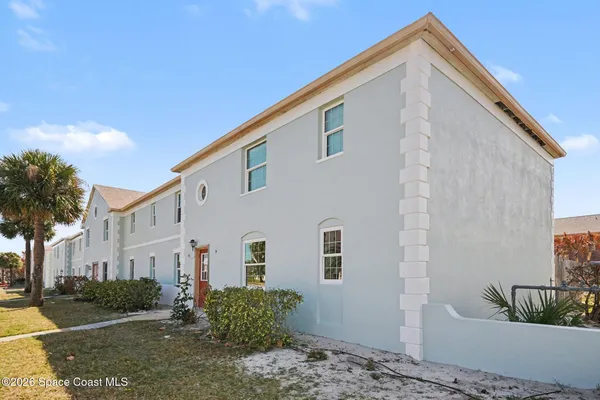 a view of a house with a backyard