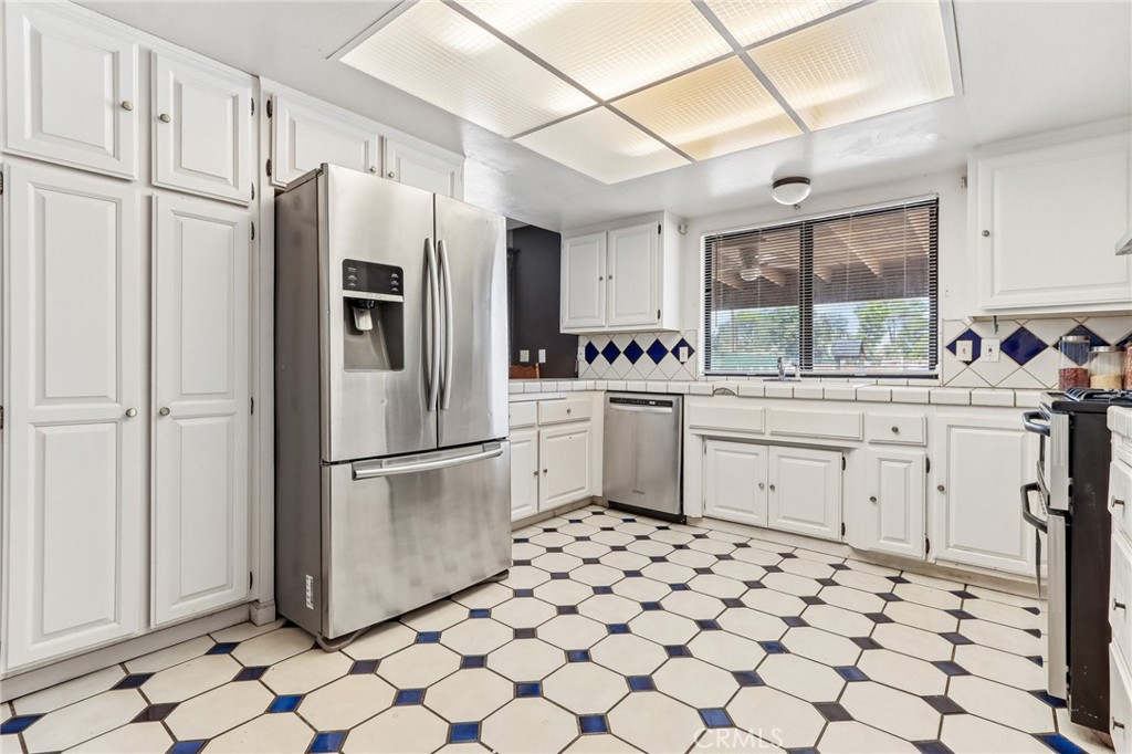 14182 Gayhead Road Apple Valley, CA 92307 - Photo 17 of 69 Kitchen