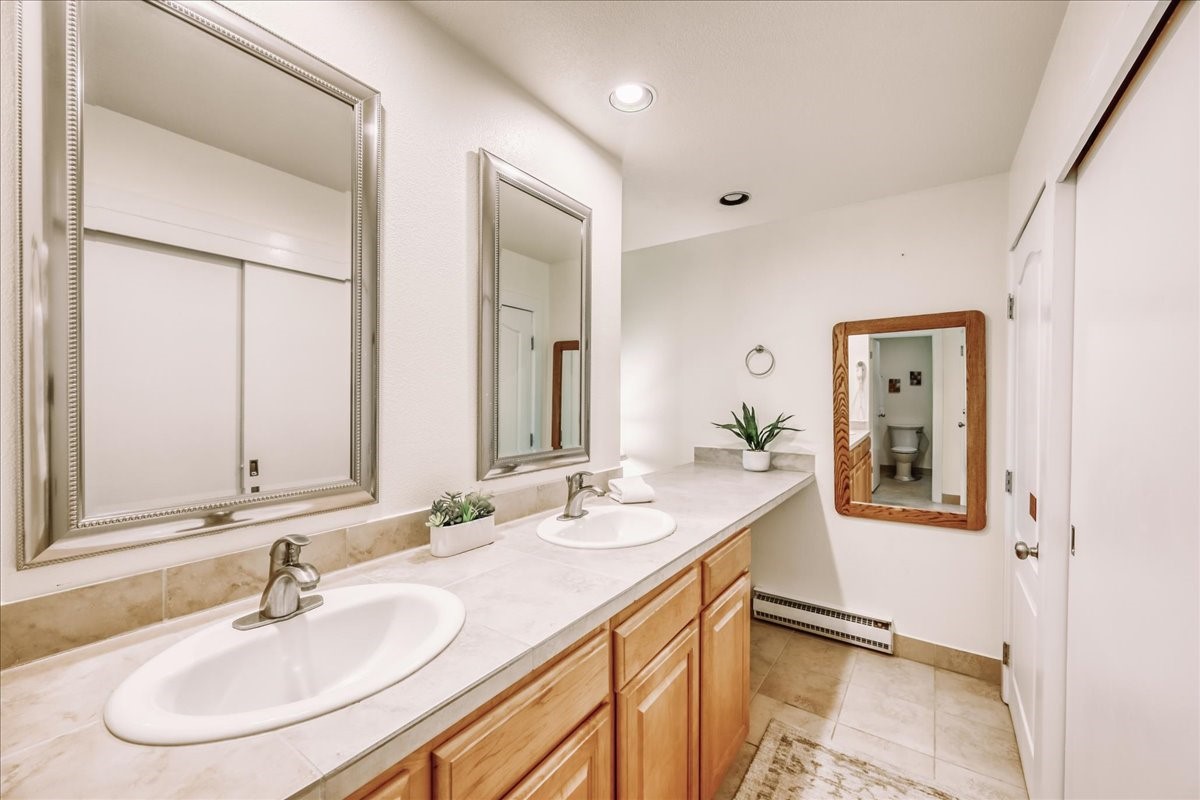 22280 Highway 6, Unit 1716 Keystone, CO 80435 - Photo 16 of 27 a bathroom with 2 sink and a mirror
