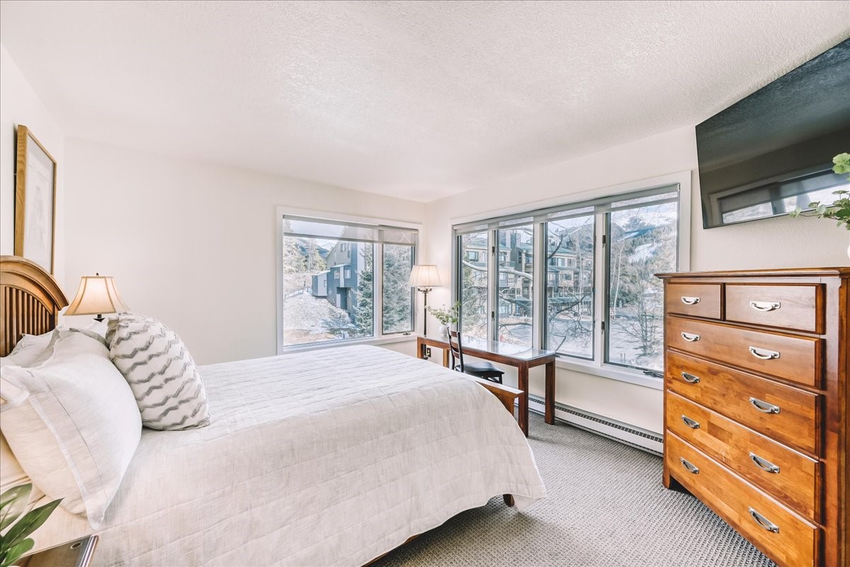 22280 Highway 6, Unit 1716 Keystone, CO 80435 - Photo 8 of 27 a bedroom with a bed and a flat tv screen on dresser