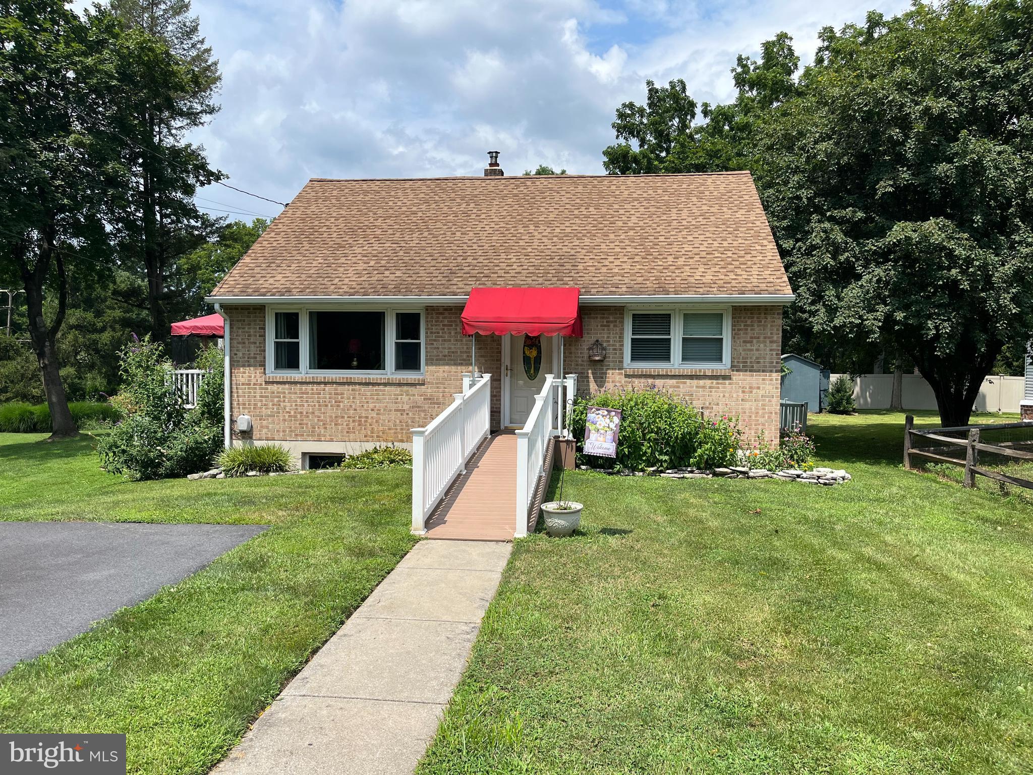 a view of a house with a yard