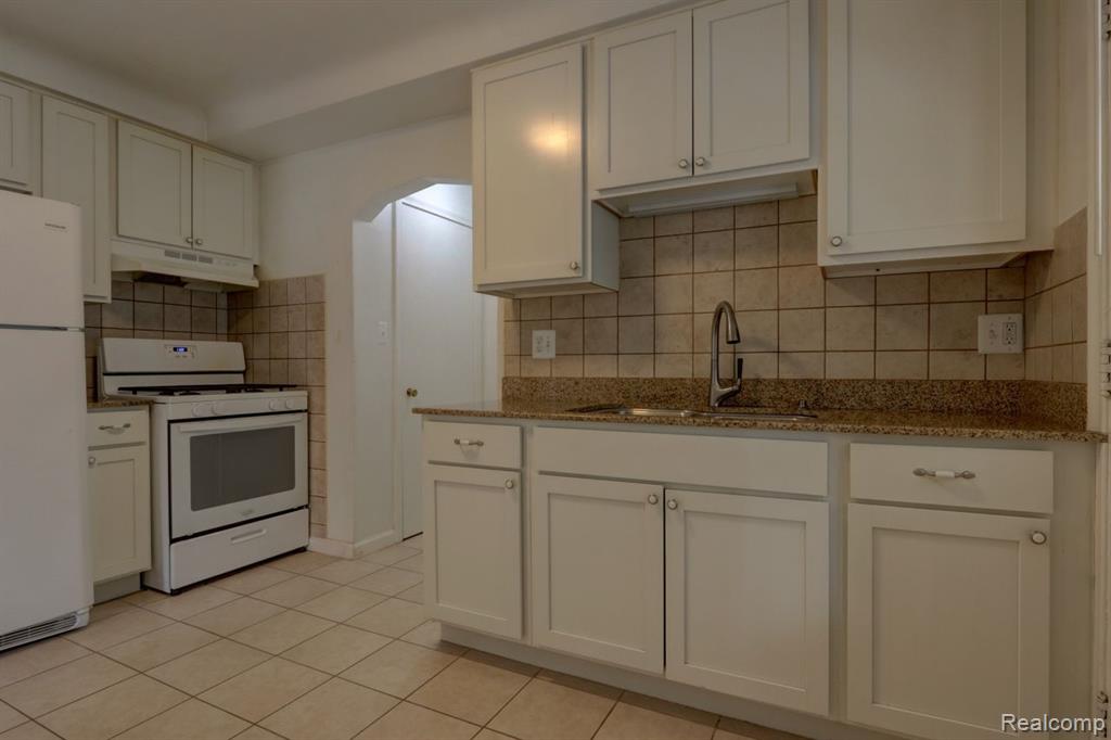 916 Harcourt Road Grosse Pointe, MI 48230 - Photo 12 of 28
