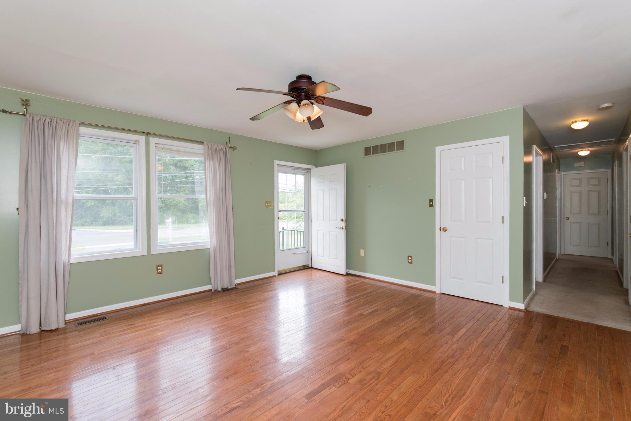 357 Back River Neck Road Baltimore, MD 21221 - Photo 2 of 30 Living Room
