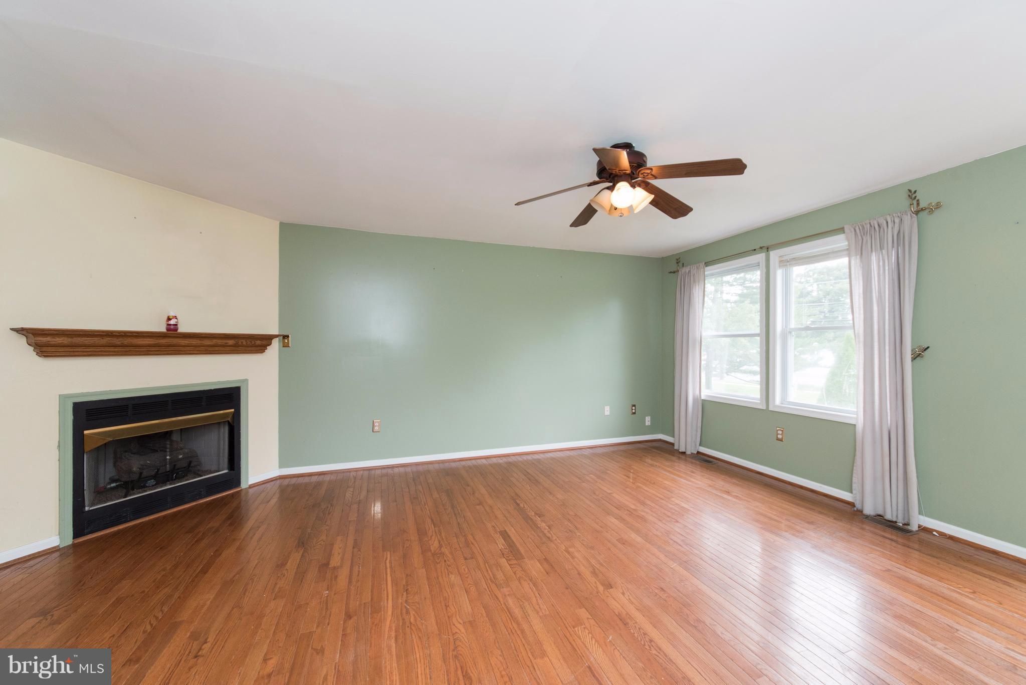 357 Back River Neck Road Baltimore, MD 21221 - Photo 3 of 30 Living Room